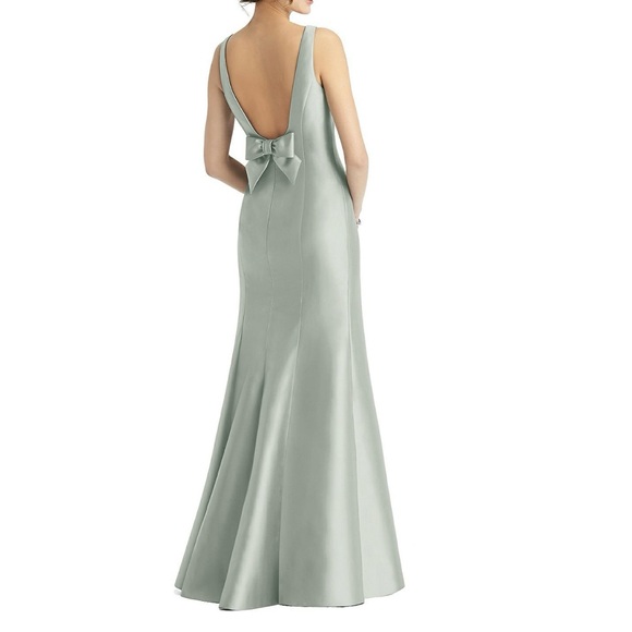 Elegant Sleeveless Evening Gown - Picture 2 of 2
